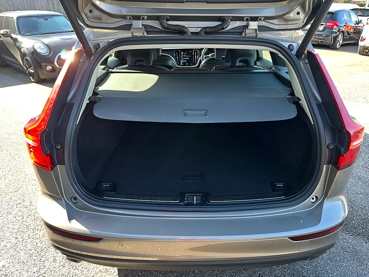 Used 2018 Volvo V60 Momentum Pebble Grey - Interior and Exterior details 18