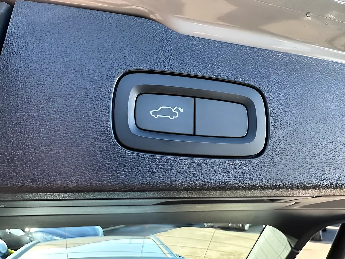 Used 2018 Volvo V60 Momentum Pebble Grey - Interior and Exterior details 19