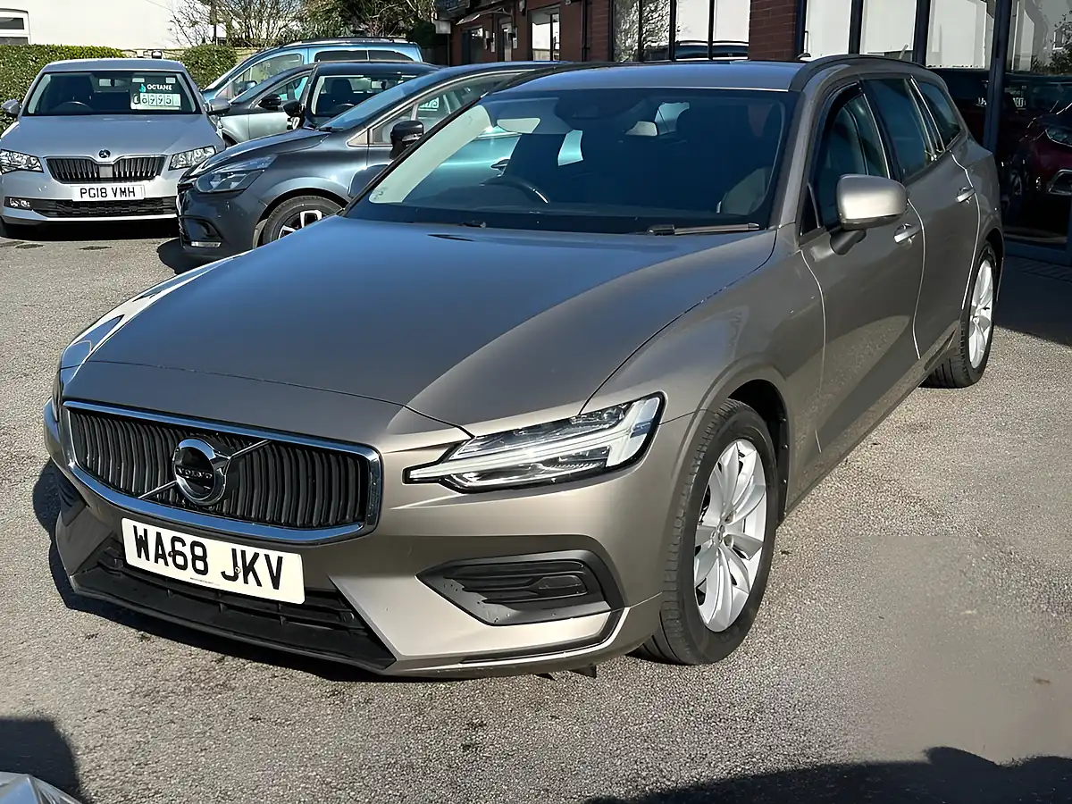Used 2018 Volvo V60 Momentum Pebble Grey - Interior and Exterior details 3