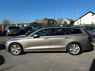 Used 2018 Volvo V60 Momentum Pebble Grey - Interior and Exterior details 4