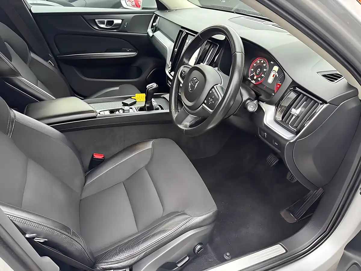 Used 2018 Volvo V60 Momentum Silver - Interior and Exterior details 10
