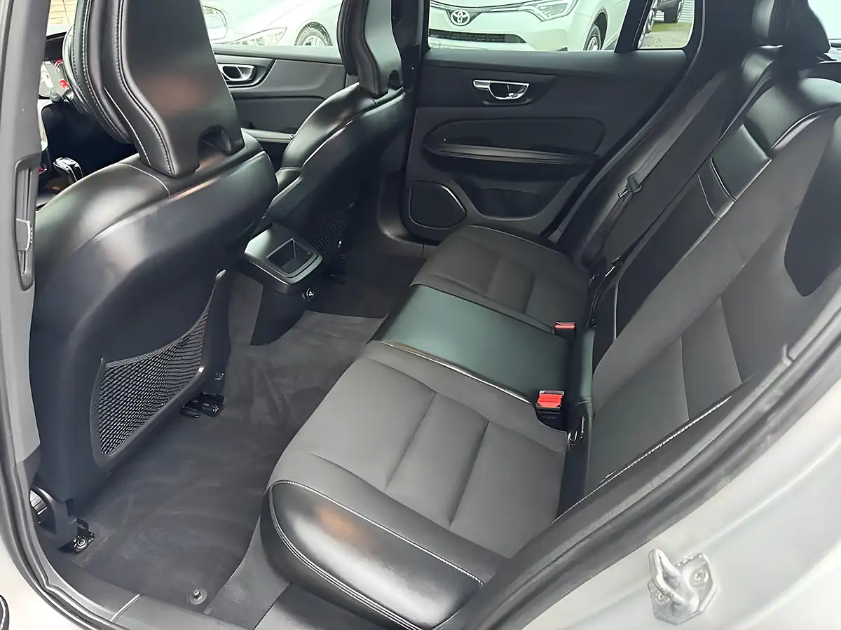Used 2018 Volvo V60 Momentum Silver - Interior and Exterior details 11