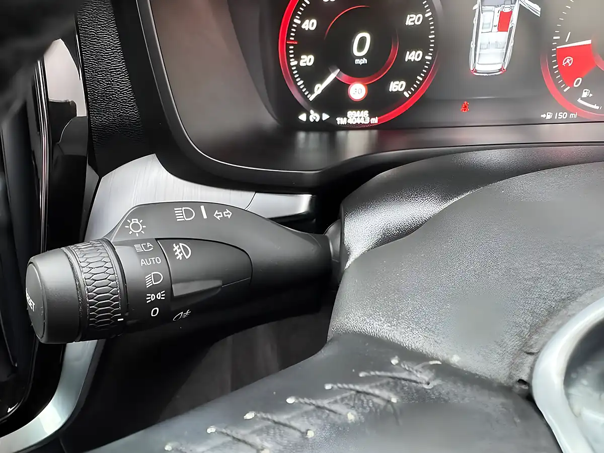 Used 2018 Volvo V60 Momentum Silver - Interior and Exterior details 17