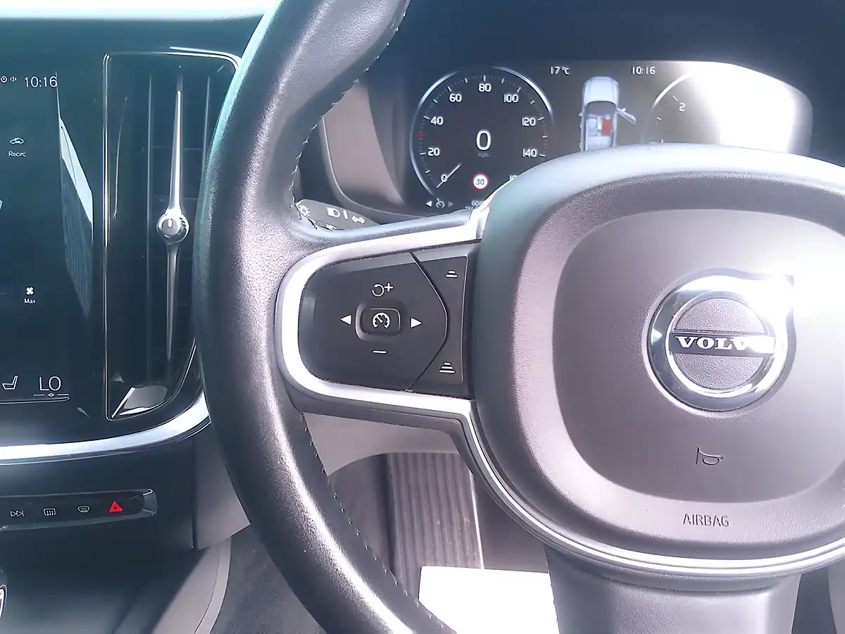 Used 2018 Volvo V60 Momentum White - Interior and Exterior details 11