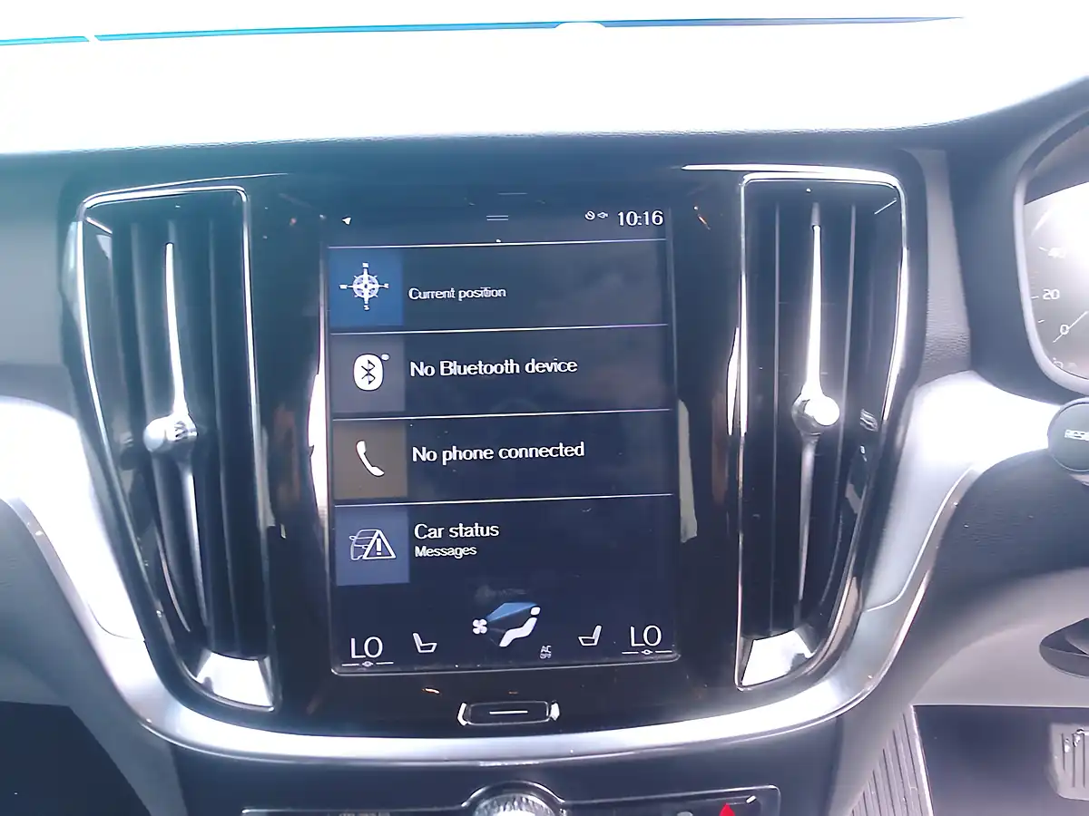 Used 2018 Volvo V60 Momentum White - Interior and Exterior details 12