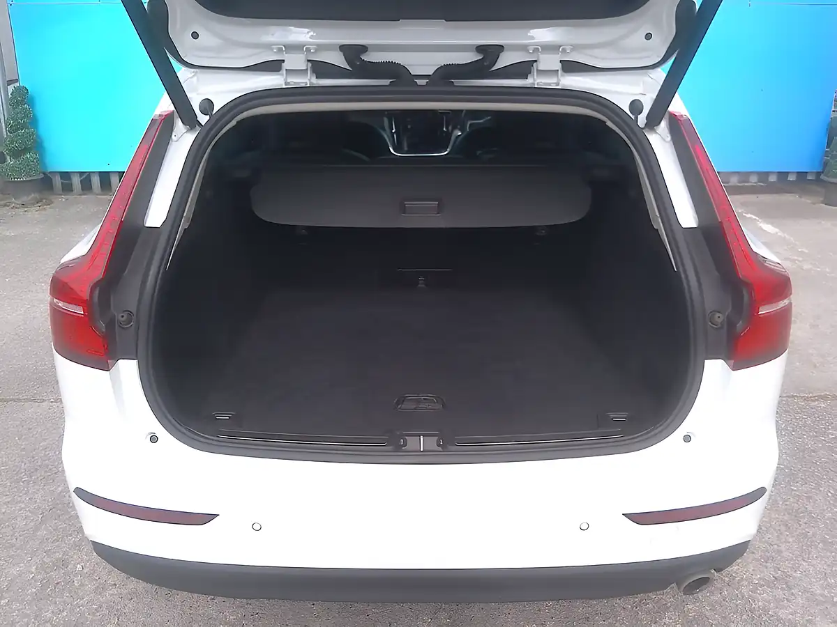 Used 2018 Volvo V60 Momentum White - Interior and Exterior details 18