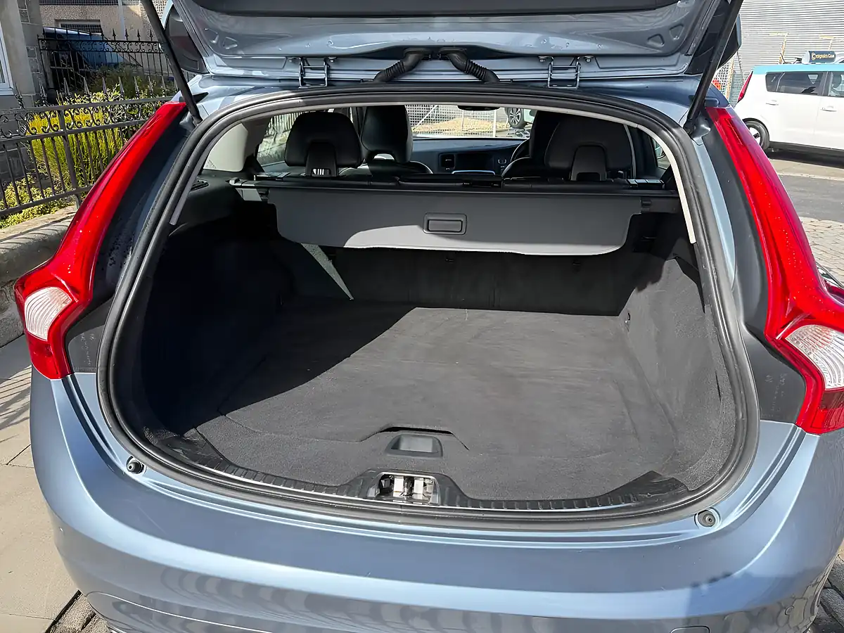 Used 2018 Volvo V60 Se Nav Mussel Blue - Interior and Exterior details 19