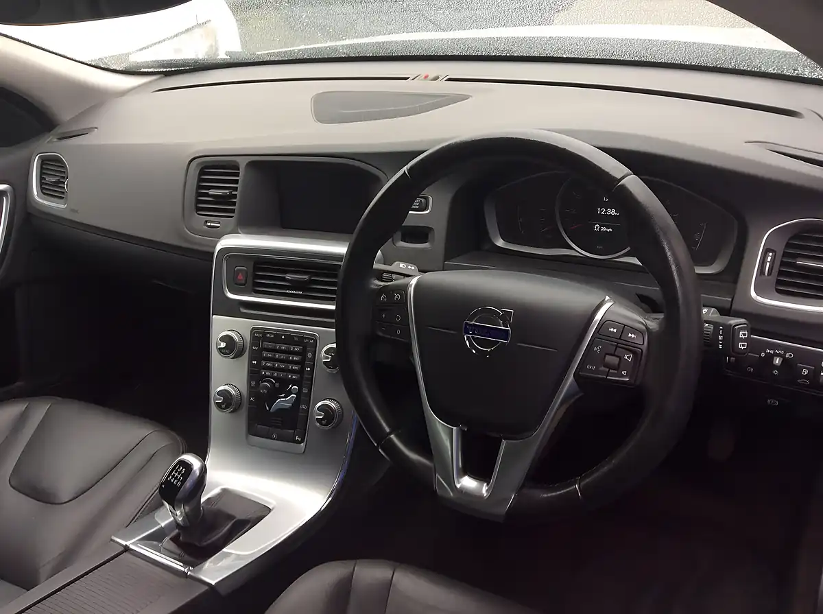 Used 2018 Volvo V60 Se Nav Silver - Interior and Exterior details 10