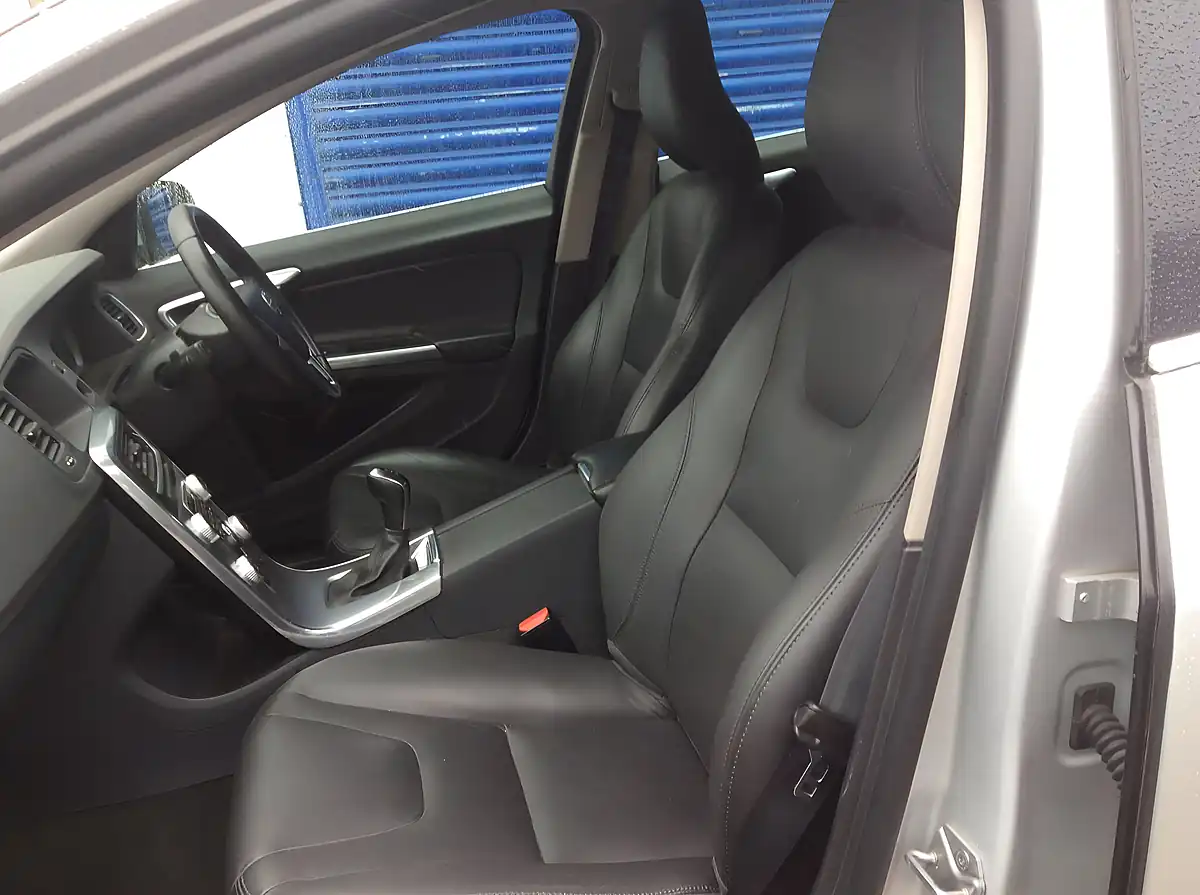 Used 2018 Volvo V60 Se Nav Silver - Interior and Exterior details 13