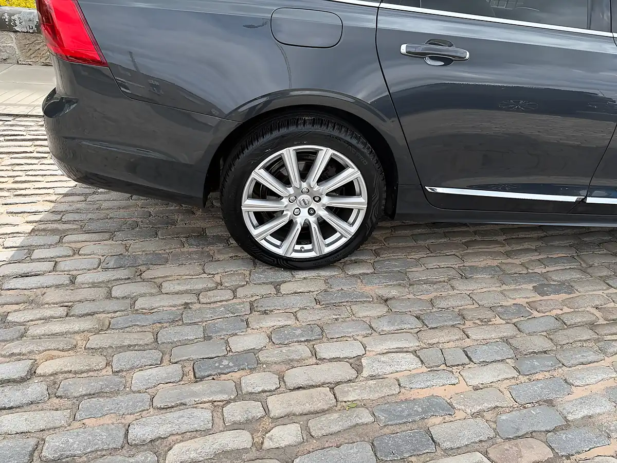 Used 2018 Volvo V90 Inscription Pro Savile Grey - Interior and Exterior details 14