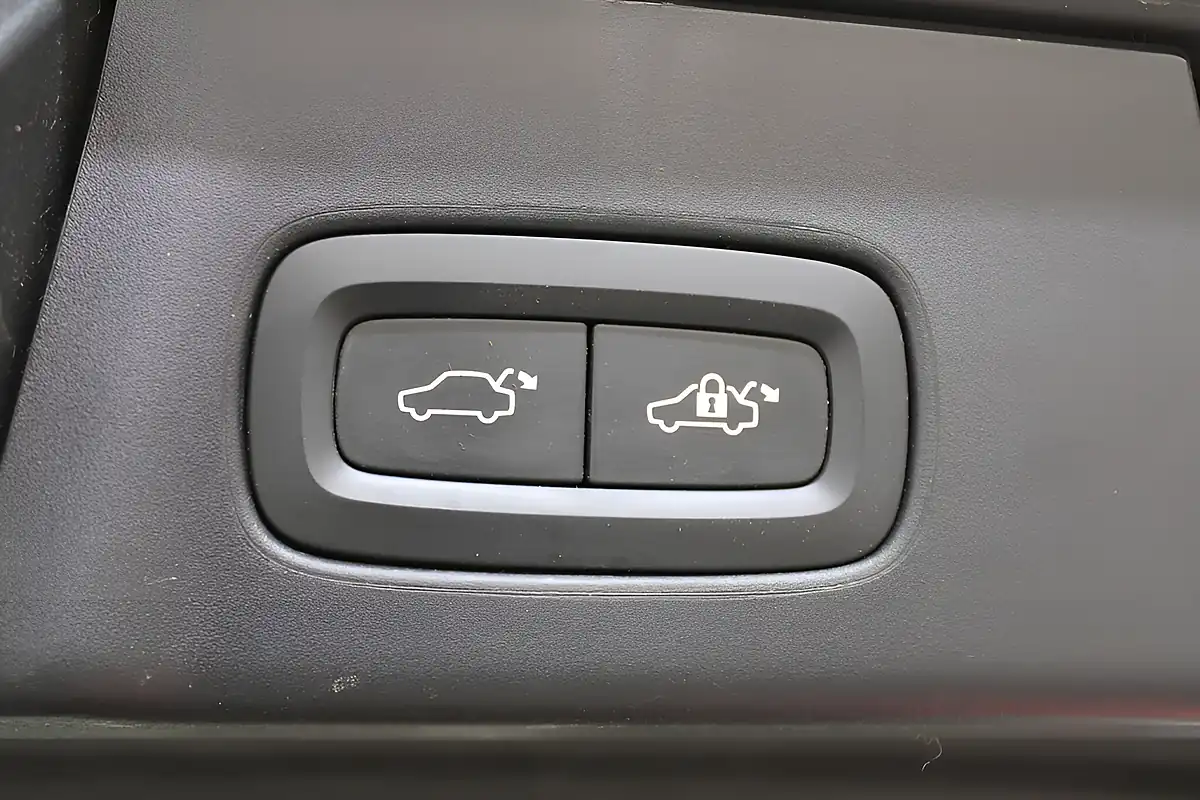 Used 2018 Volvo V90 Inscription Silver - Interior and Exterior details 11