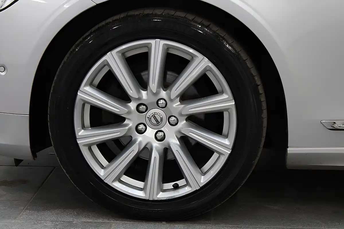 Used 2018 Volvo V90 Inscription Silver - Interior and Exterior details 13