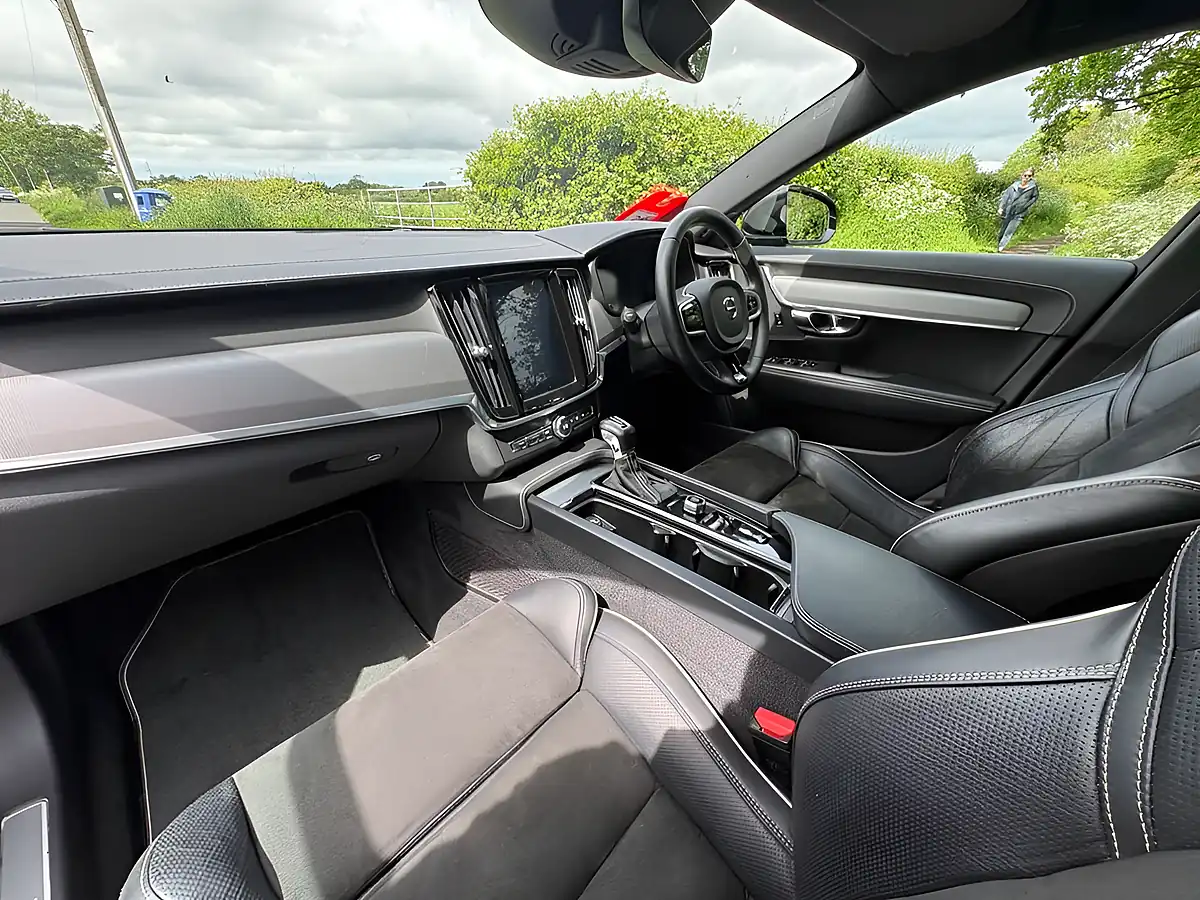 Used 2018 Volvo V90 R-Design Black - Interior and Exterior details 15