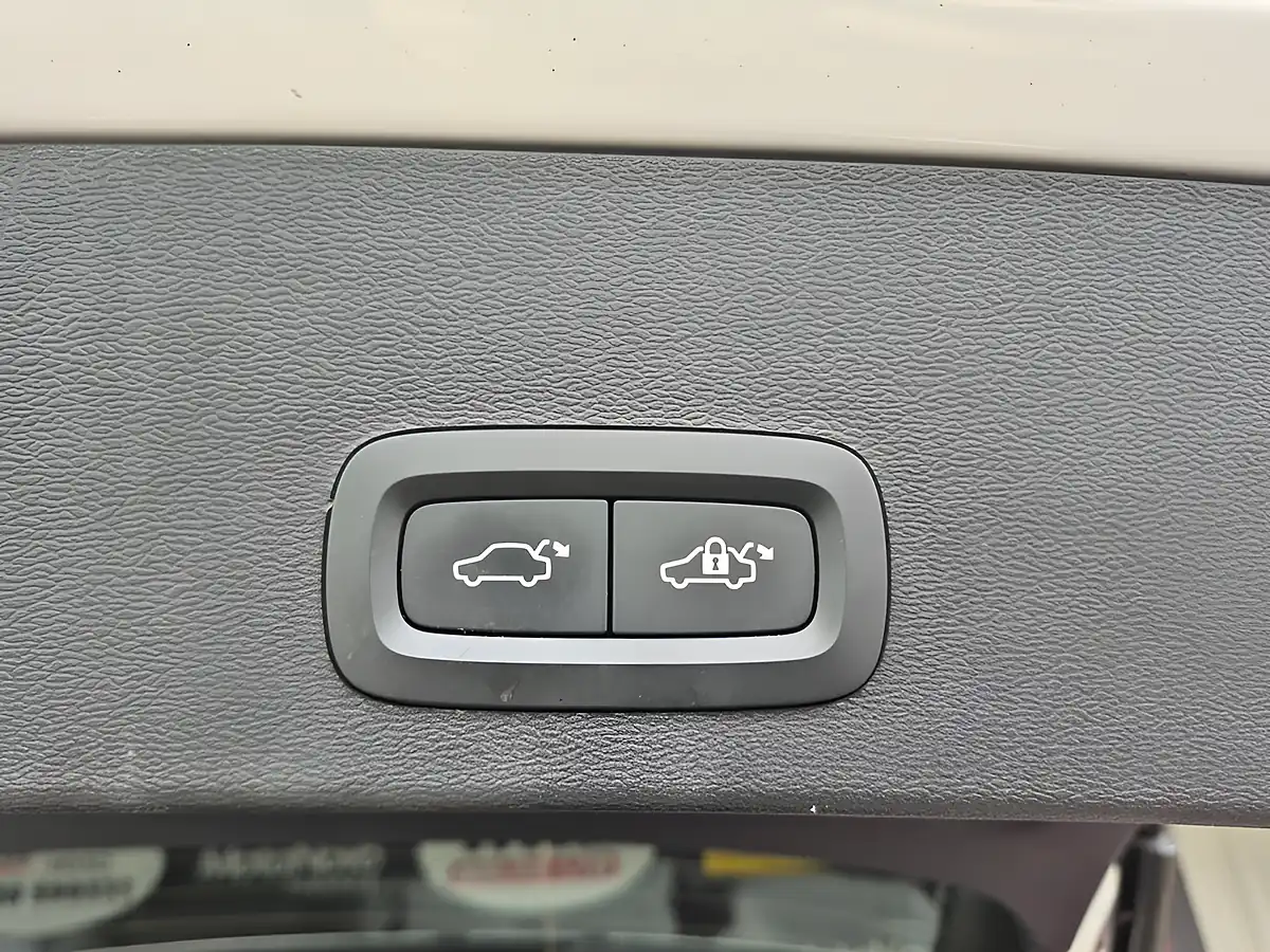 Used 2018 Volvo XC40 First Edition Crystal White - Interior and Exterior details 16