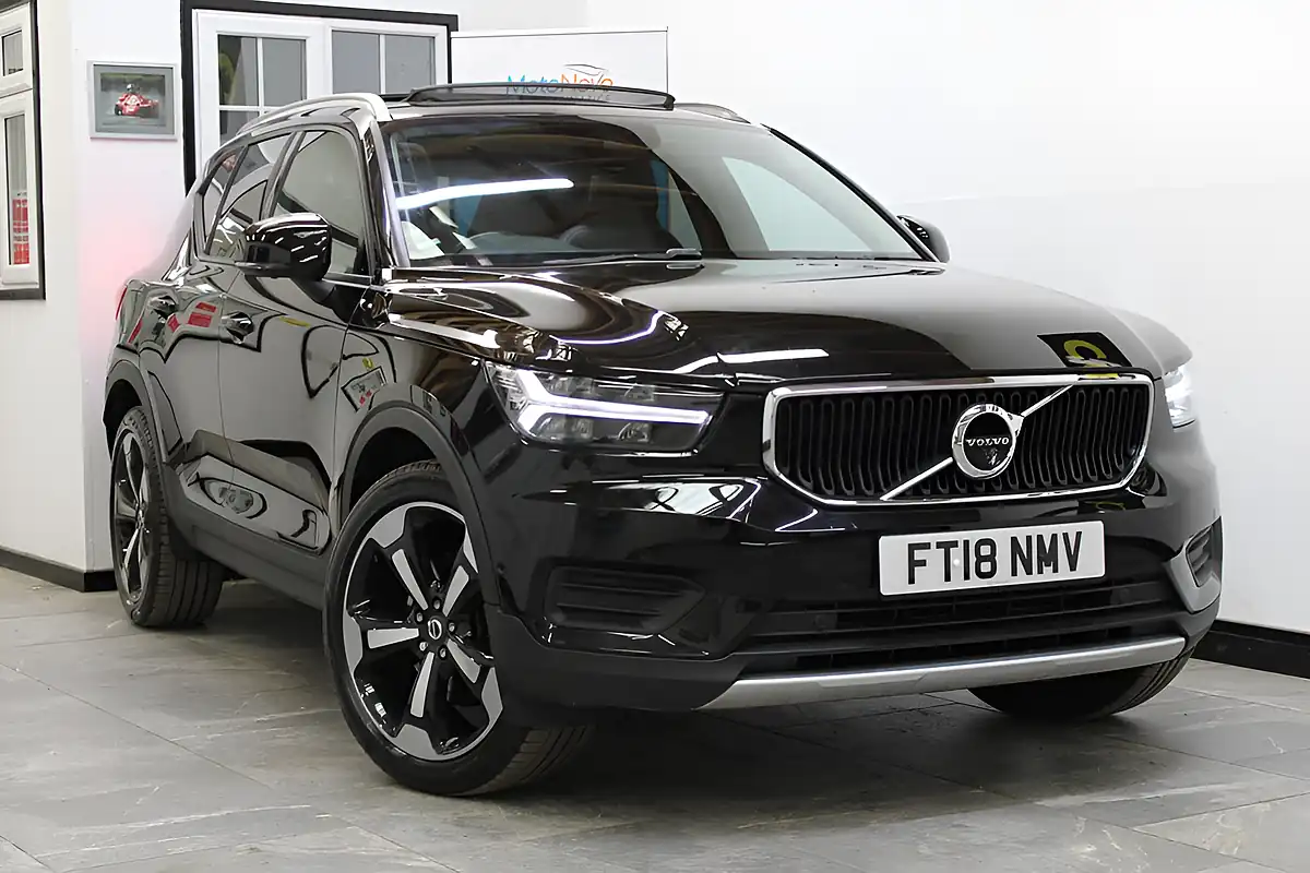 Used 2018 Volvo XC40 Momentum Black - Front View