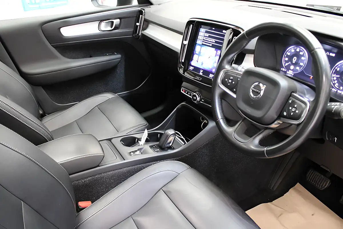 Used 2018 Volvo XC40 Momentum Black - Interior and Exterior details 12