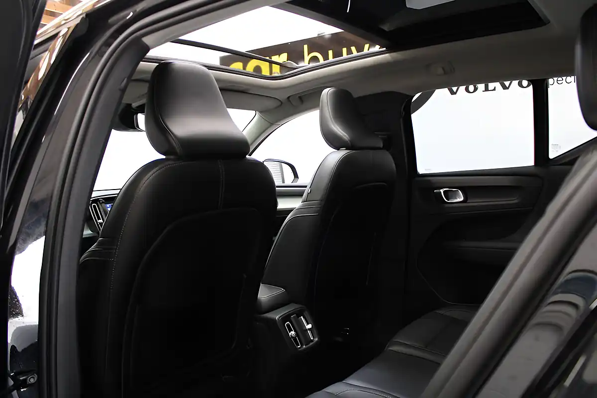 Used 2018 Volvo XC40 Momentum Black - Interior and Exterior details 13