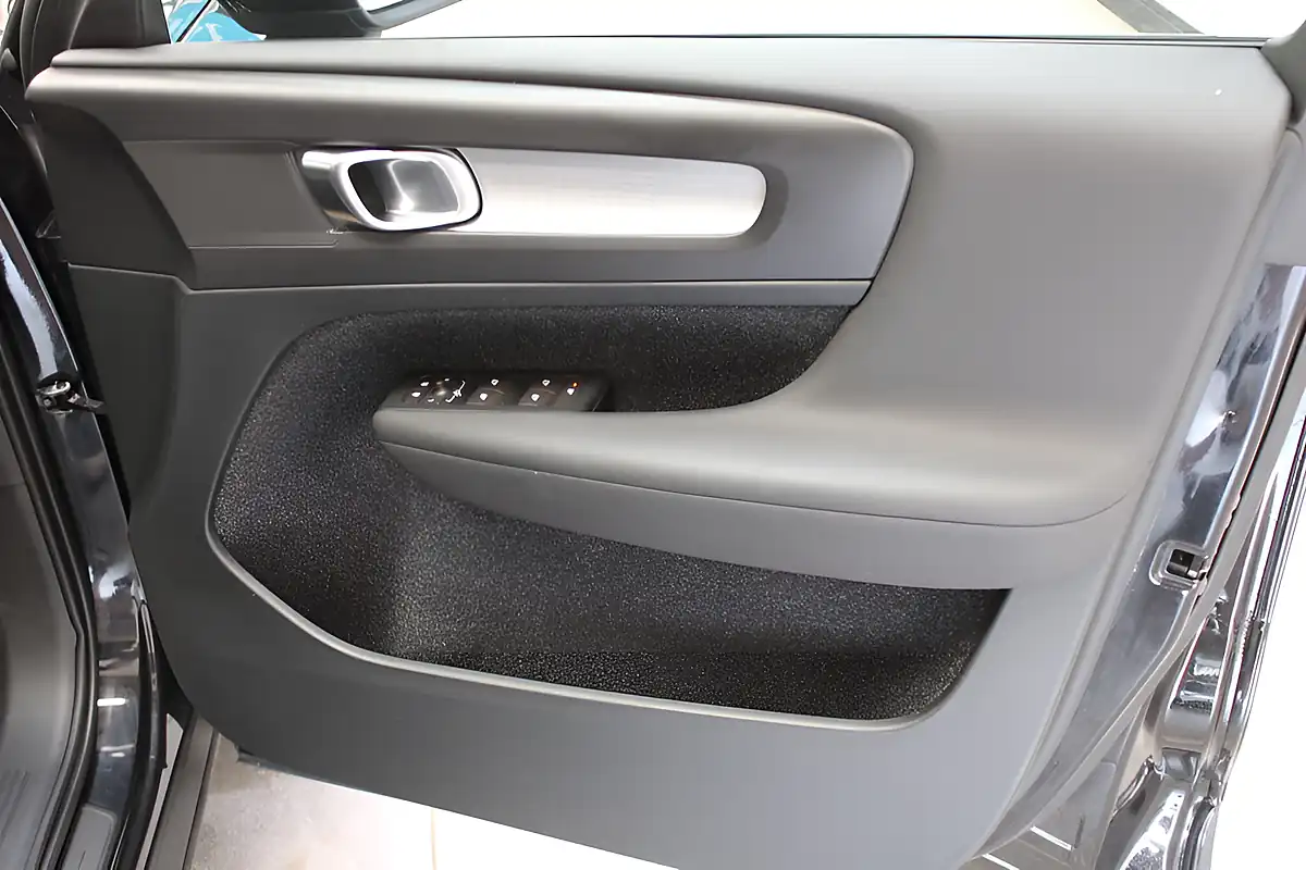 Used 2018 Volvo XC40 Momentum Black - Interior and Exterior details 14