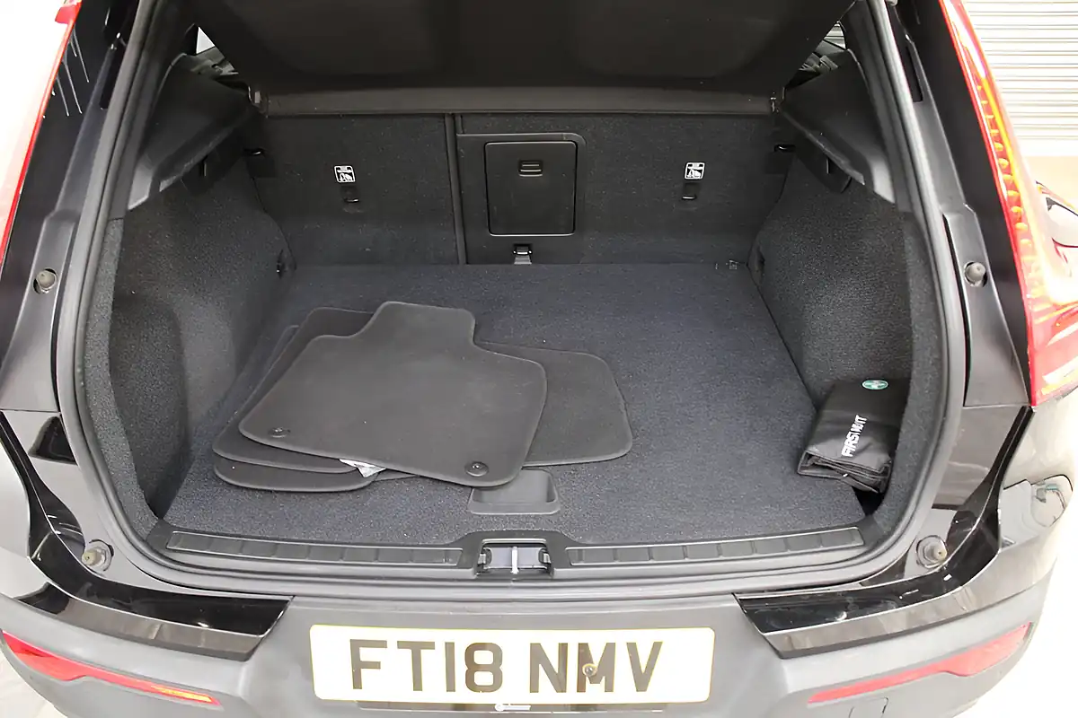 Used 2018 Volvo XC40 Momentum Black - Interior and Exterior details 18