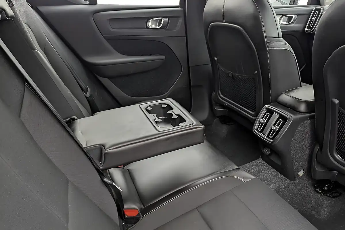 Used 2018 Volvo XC40 Momentum Black - Interior and Exterior details 13