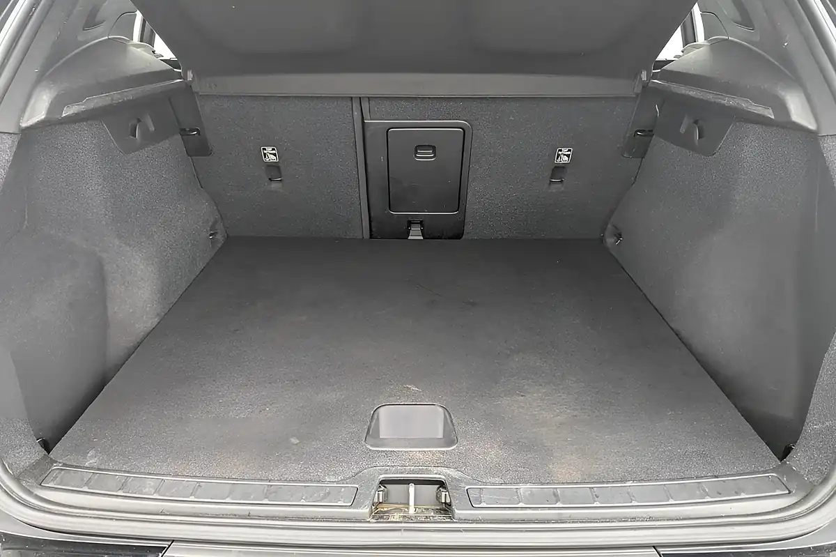 Used 2018 Volvo XC40 Momentum Black - Interior and Exterior details 15