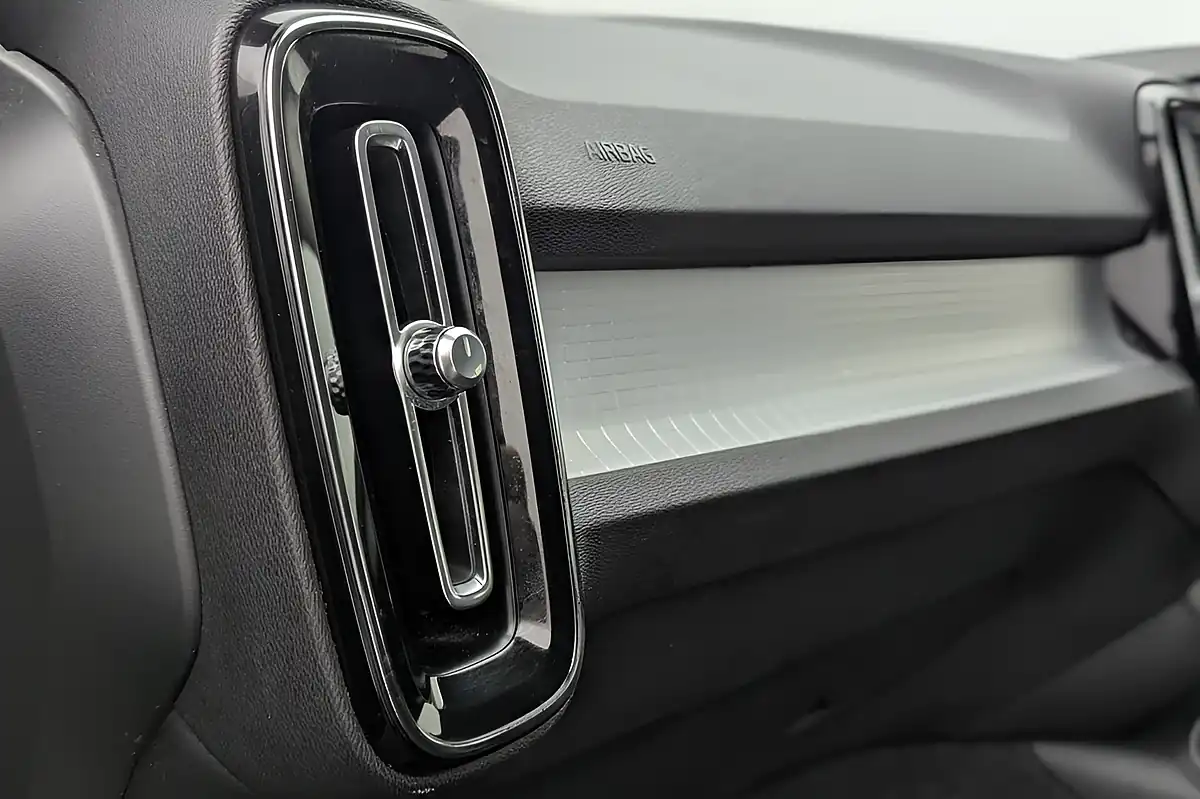Used 2018 Volvo XC40 Momentum Black - Interior and Exterior details 18