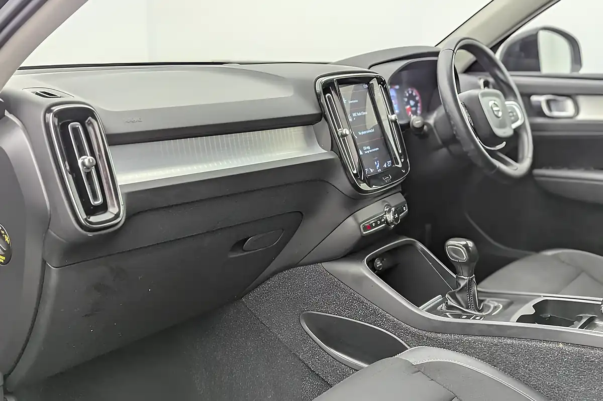 Used 2018 Volvo XC40 Momentum Black - Interior and Exterior details 19