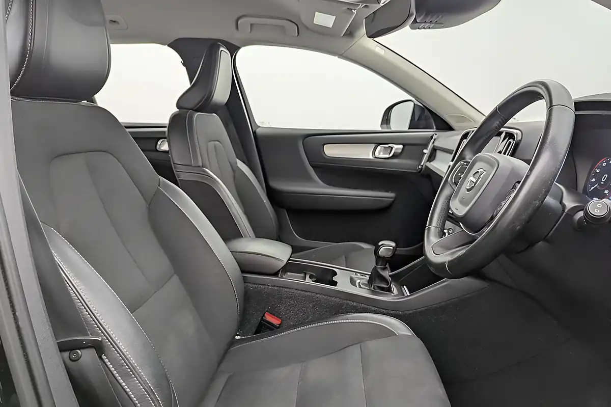 Used 2018 Volvo XC40 Momentum Black - Interior and Exterior details 2