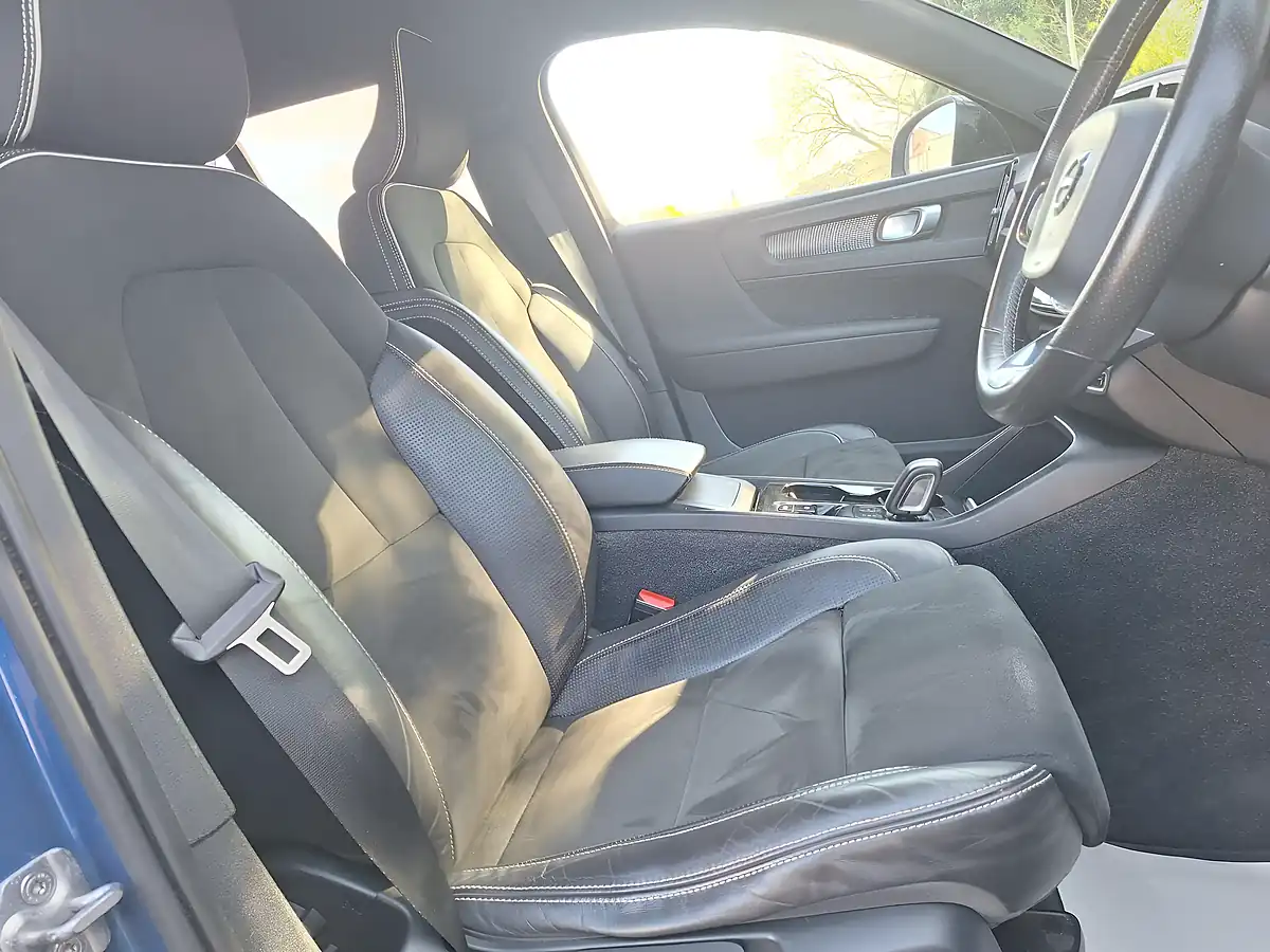 Used 2018 Volvo XC40 R-Design Blue - Interior and Exterior details 11