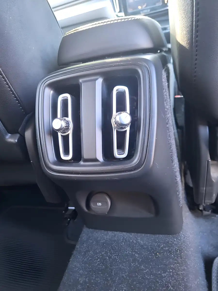 Used 2018 Volvo XC40 R-Design Blue - Interior and Exterior details 14