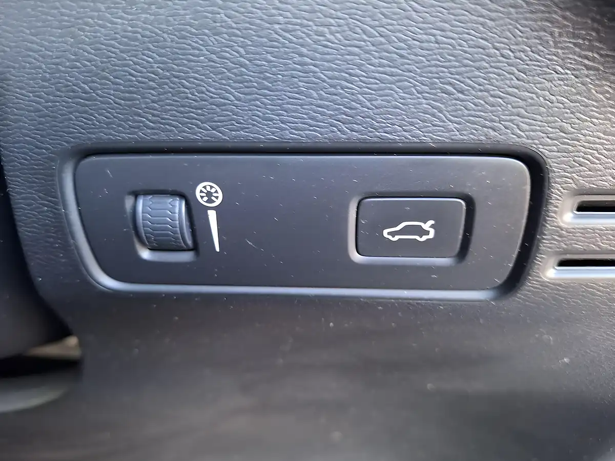 Used 2018 Volvo XC40 R-Design Blue - Interior and Exterior details 15