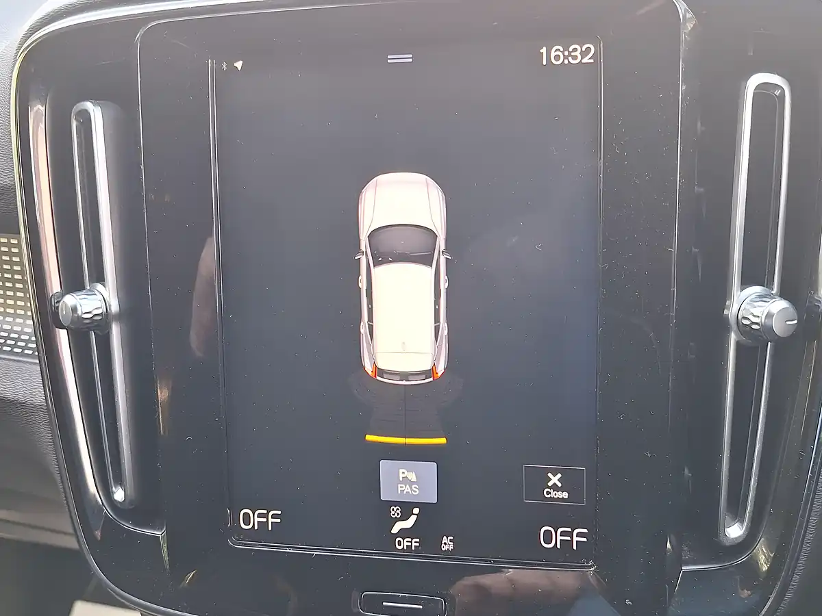 Used 2018 Volvo XC40 R-Design Blue - Interior and Exterior details 18