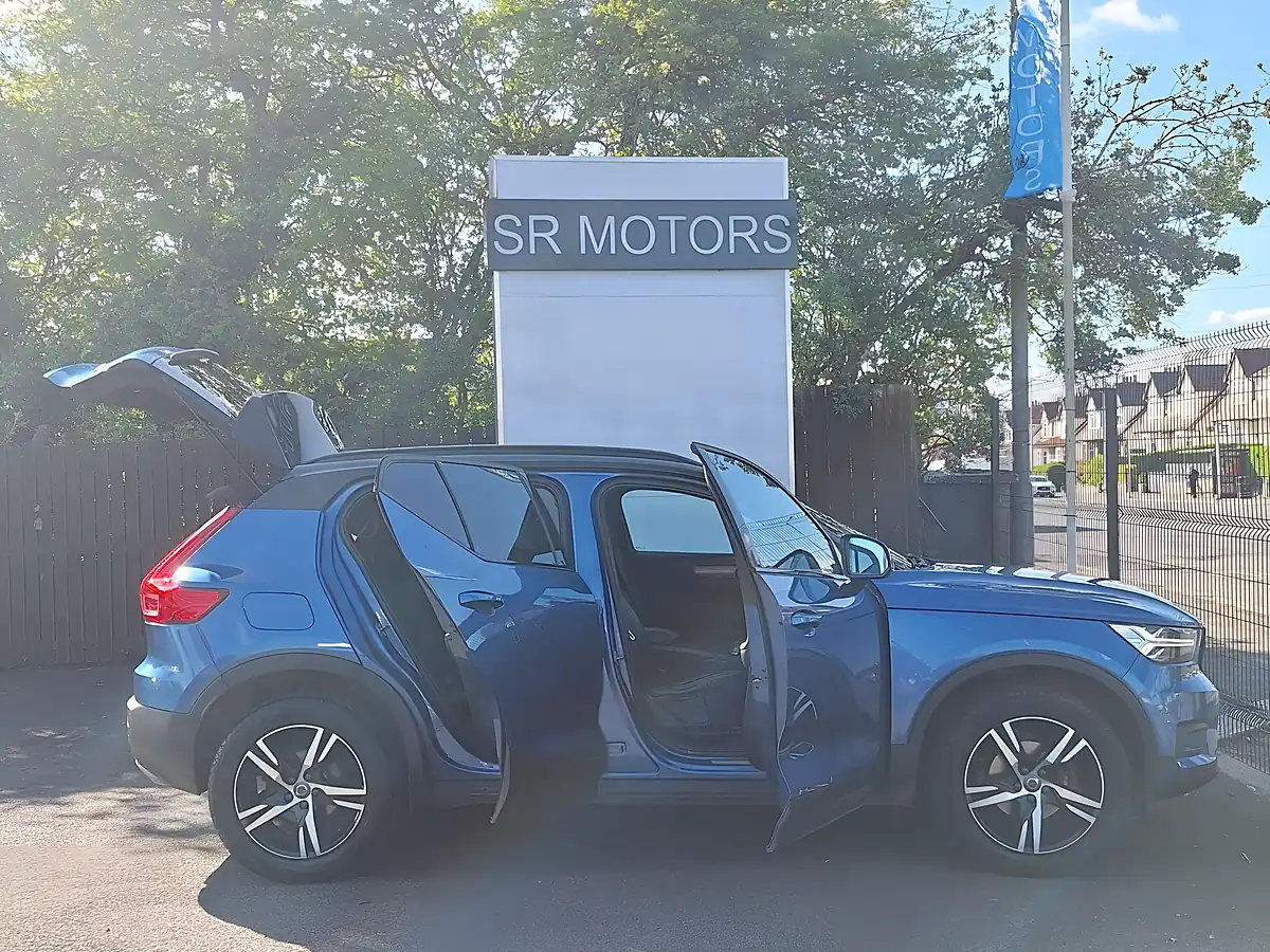 Used 2018 Volvo XC40 R-Design Blue - Interior and Exterior details 7