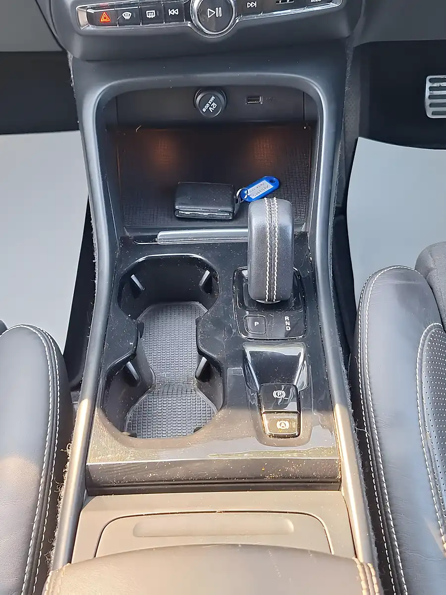 Used 2018 Volvo XC40 R-Design Blue - Interior and Exterior details 9