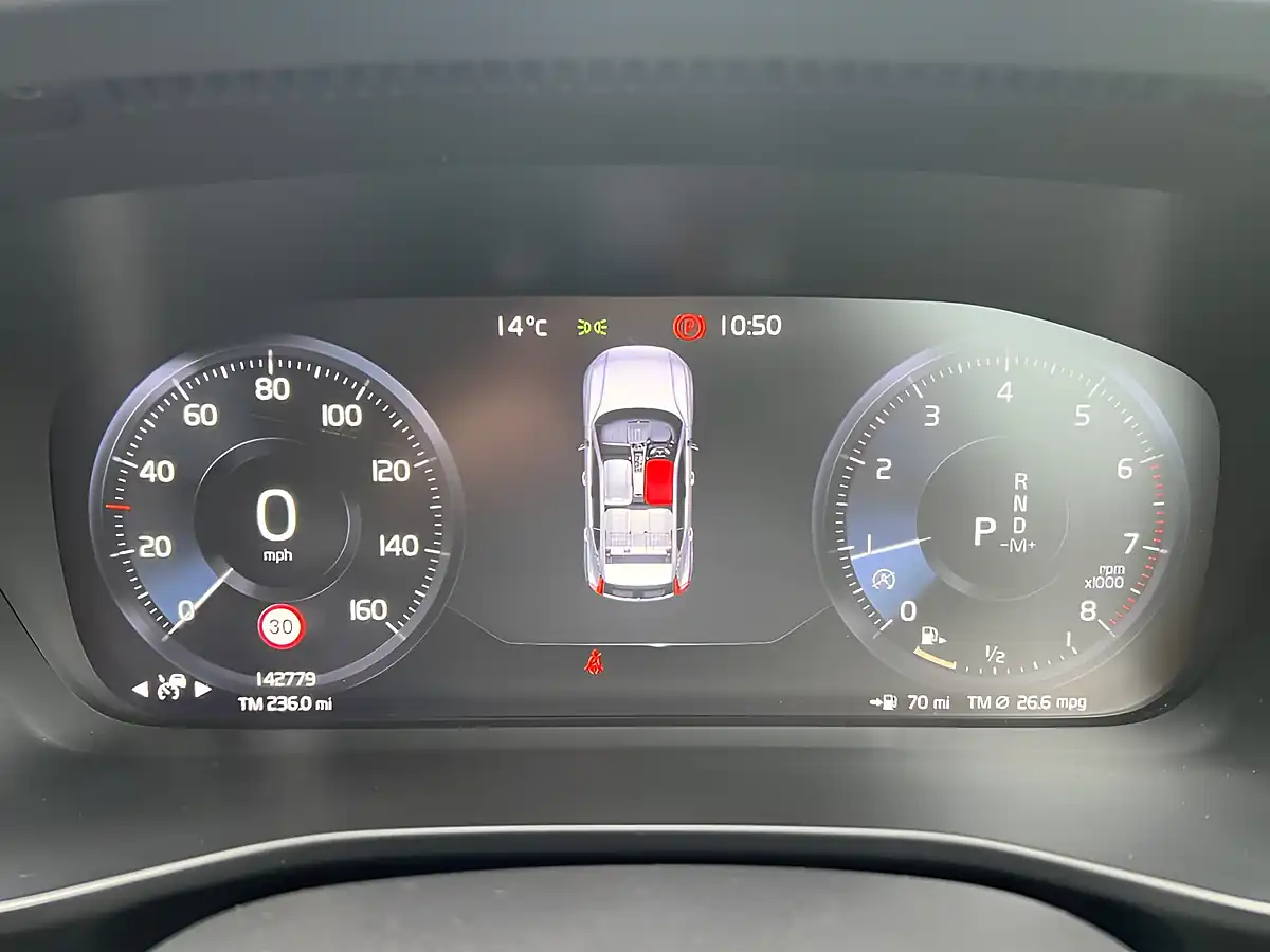 Used 2018 Volvo XC40 R-Design Grey - Interior and Exterior details 15
