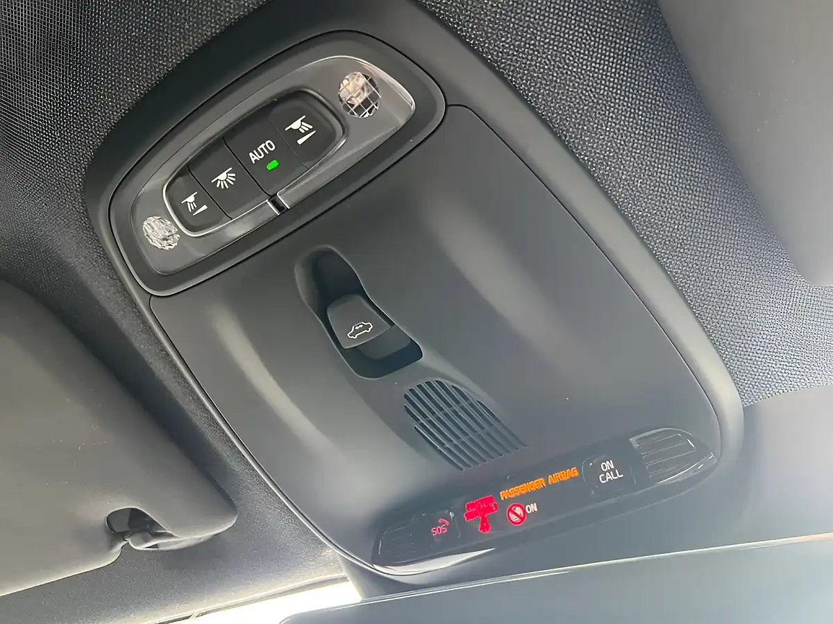 Used 2018 Volvo XC40 R-Design Grey - Interior and Exterior details 16
