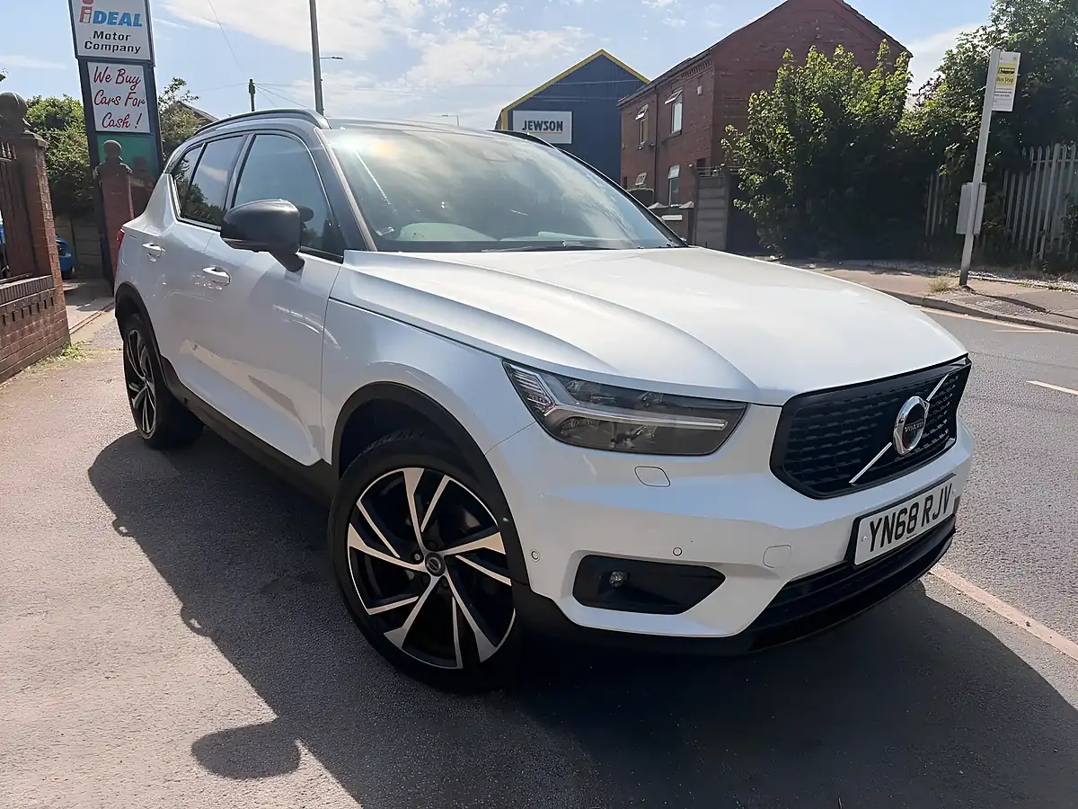 Used 2018 Volvo XC40 R-Design White - Front View
