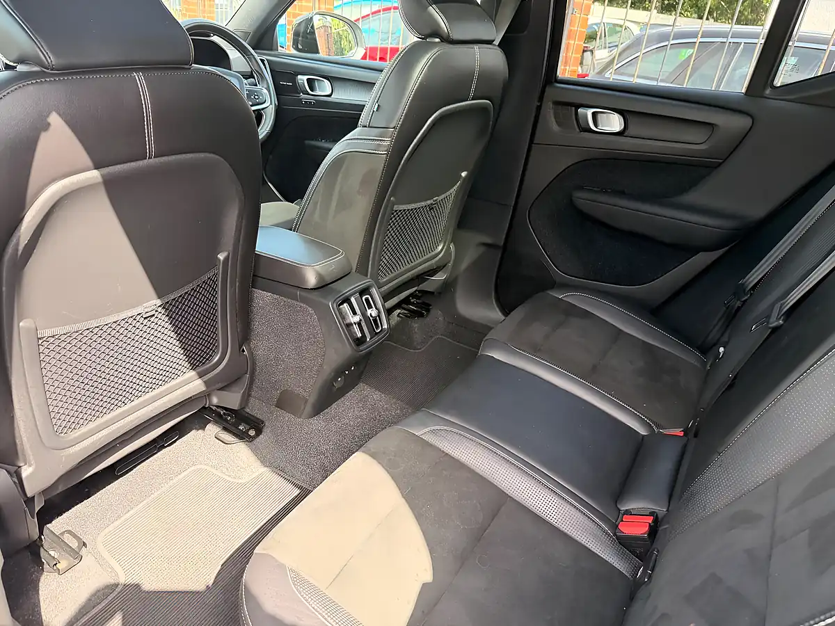 Used 2018 Volvo XC40 R-Design White - Interior and Exterior details 11