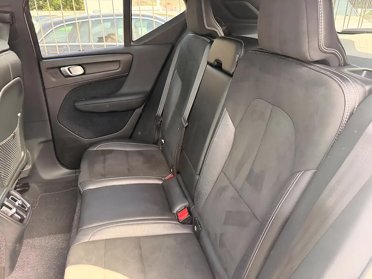 Used 2018 Volvo XC40 R-Design White - Interior and Exterior details 12