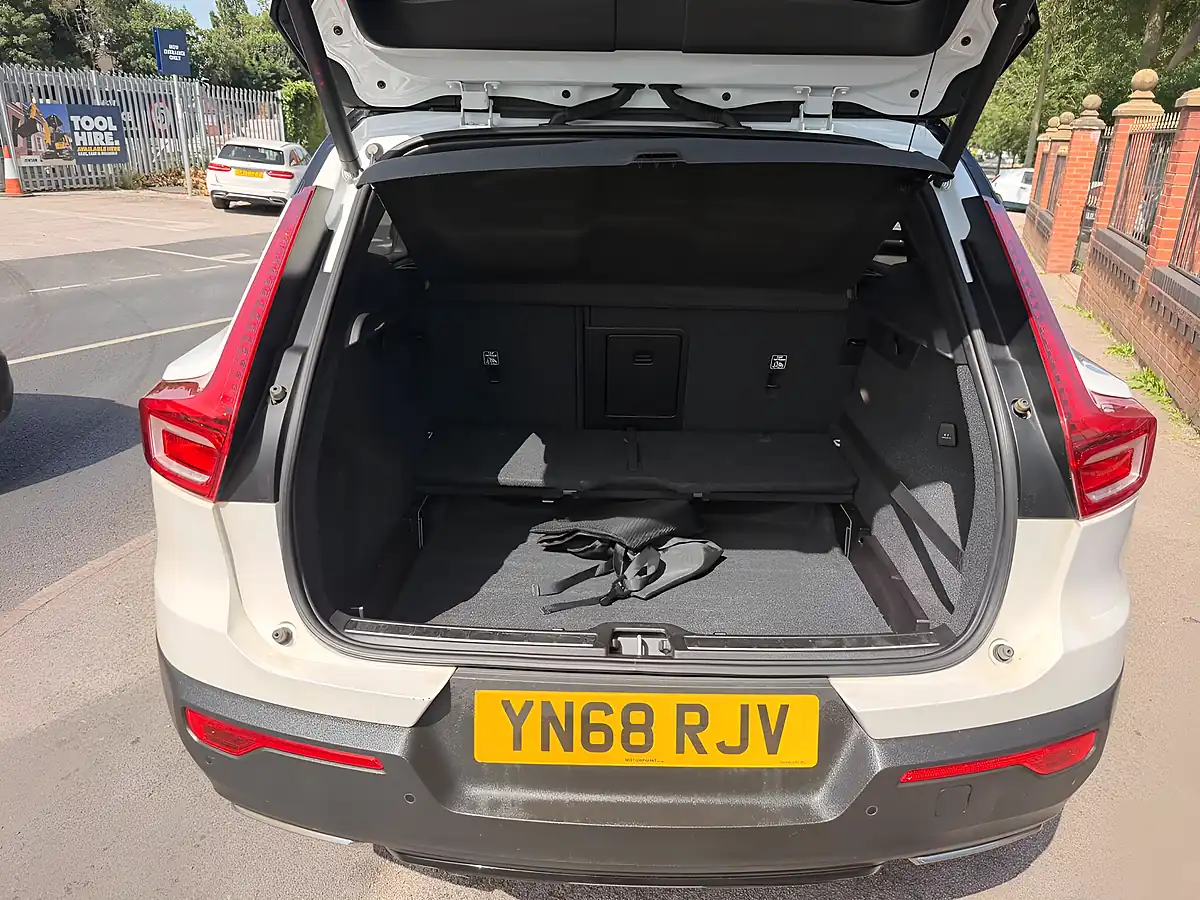 Used 2018 Volvo XC40 R-Design White - Interior and Exterior details 13