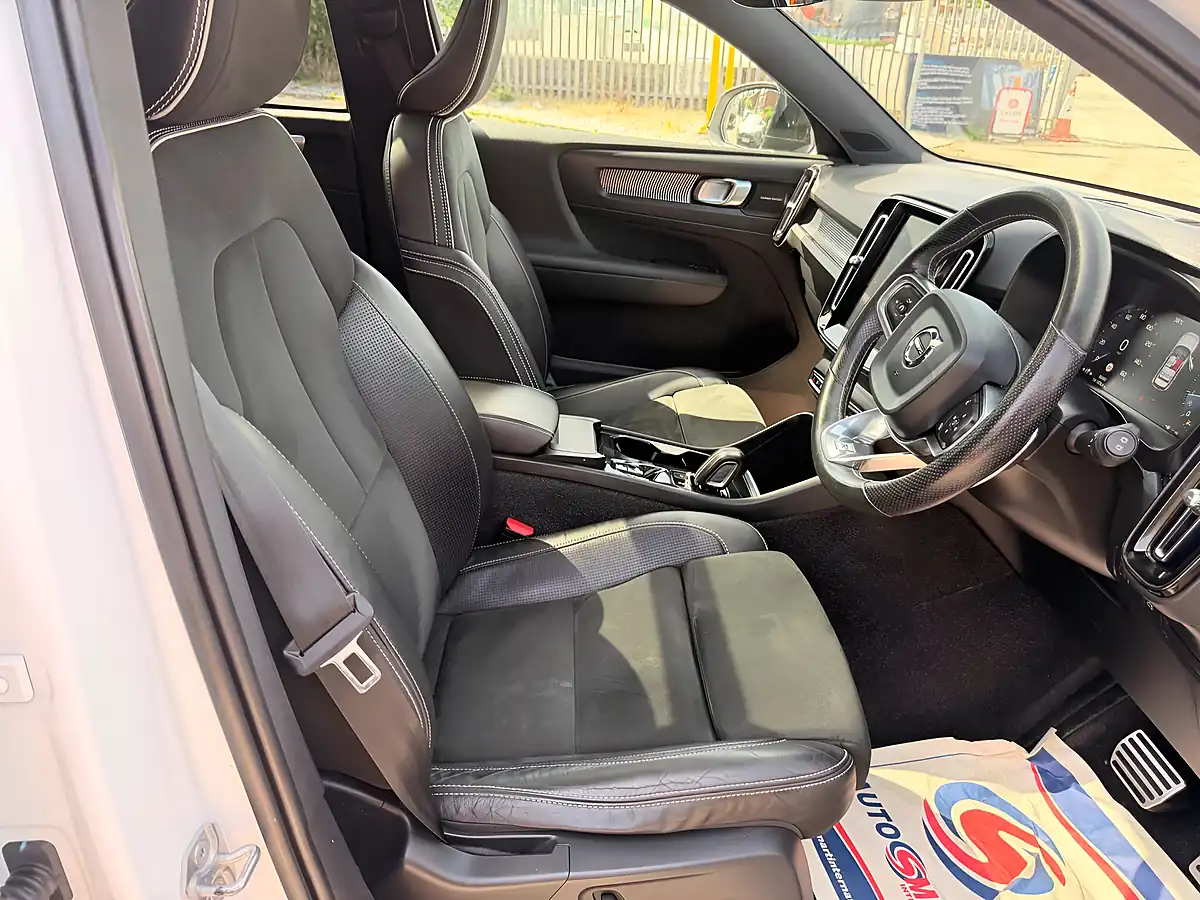 Used 2018 Volvo XC40 R-Design White - Interior and Exterior details 15