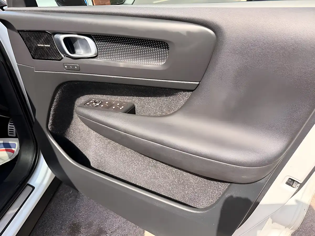 Used 2018 Volvo XC40 R-Design White - Interior and Exterior details 16