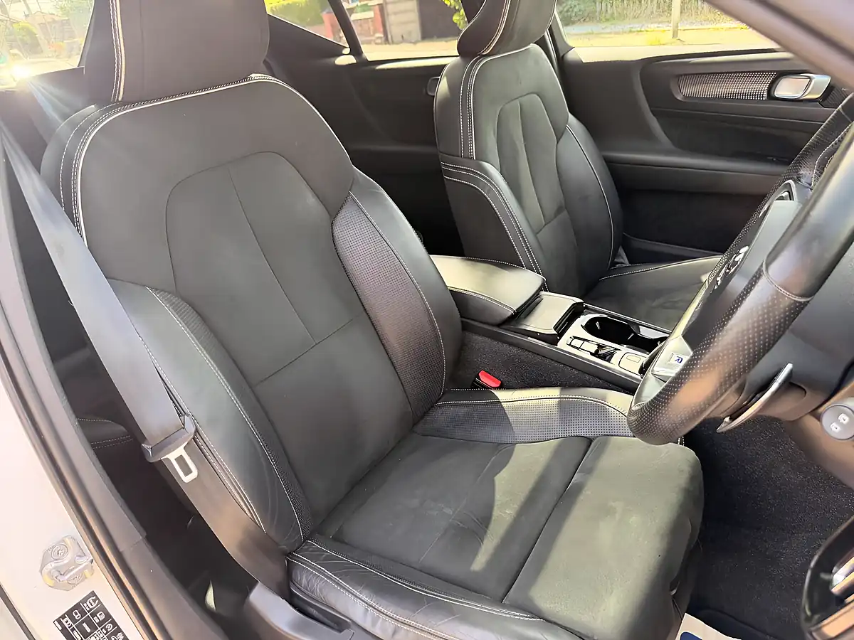 Used 2018 Volvo XC40 R-Design White - Interior and Exterior details 17