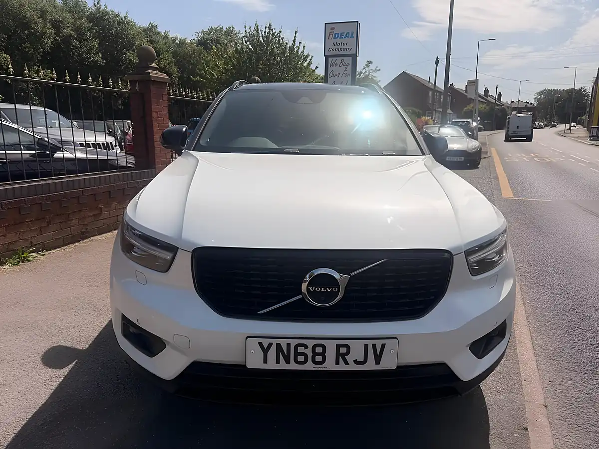 Used 2018 Volvo XC40 R-Design White - Interior and Exterior details 4
