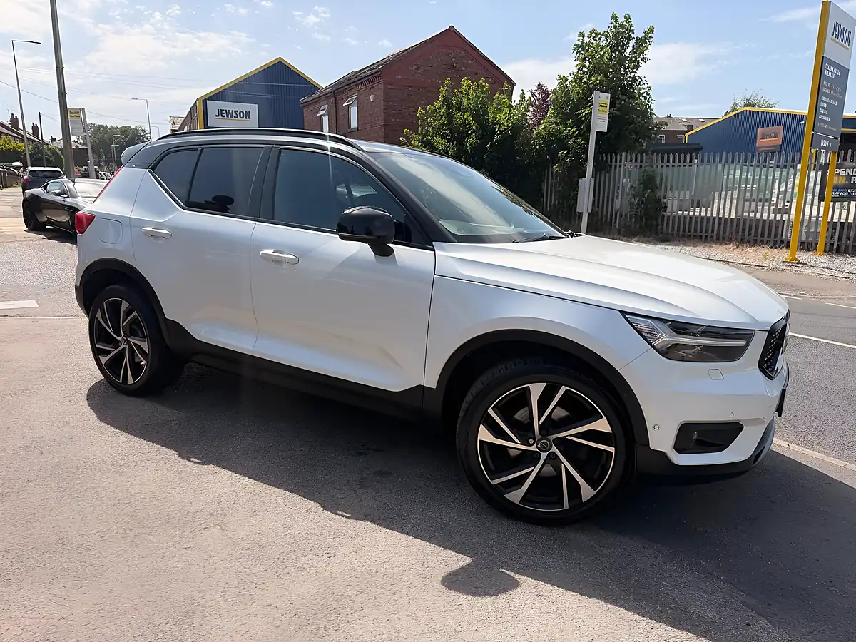 Used 2018 Volvo XC40 R-Design White - Interior and Exterior details 6