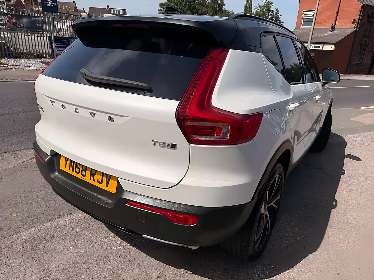 Used 2018 Volvo XC40 R-Design White - Interior and Exterior details 7