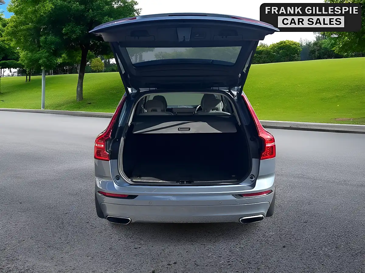 Used 2018 Volvo XC60 Inscription Blue - Interior and Exterior details 10