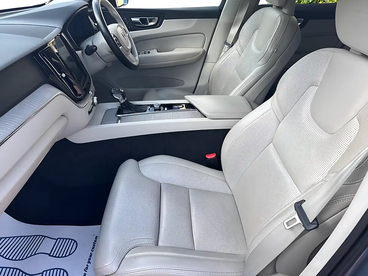 Used 2018 Volvo XC60 Inscription Blue - Interior and Exterior details 13