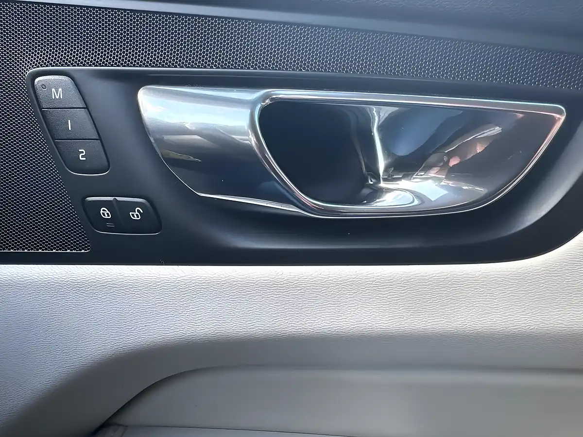 Used 2018 Volvo XC60 Inscription Blue - Interior and Exterior details 19