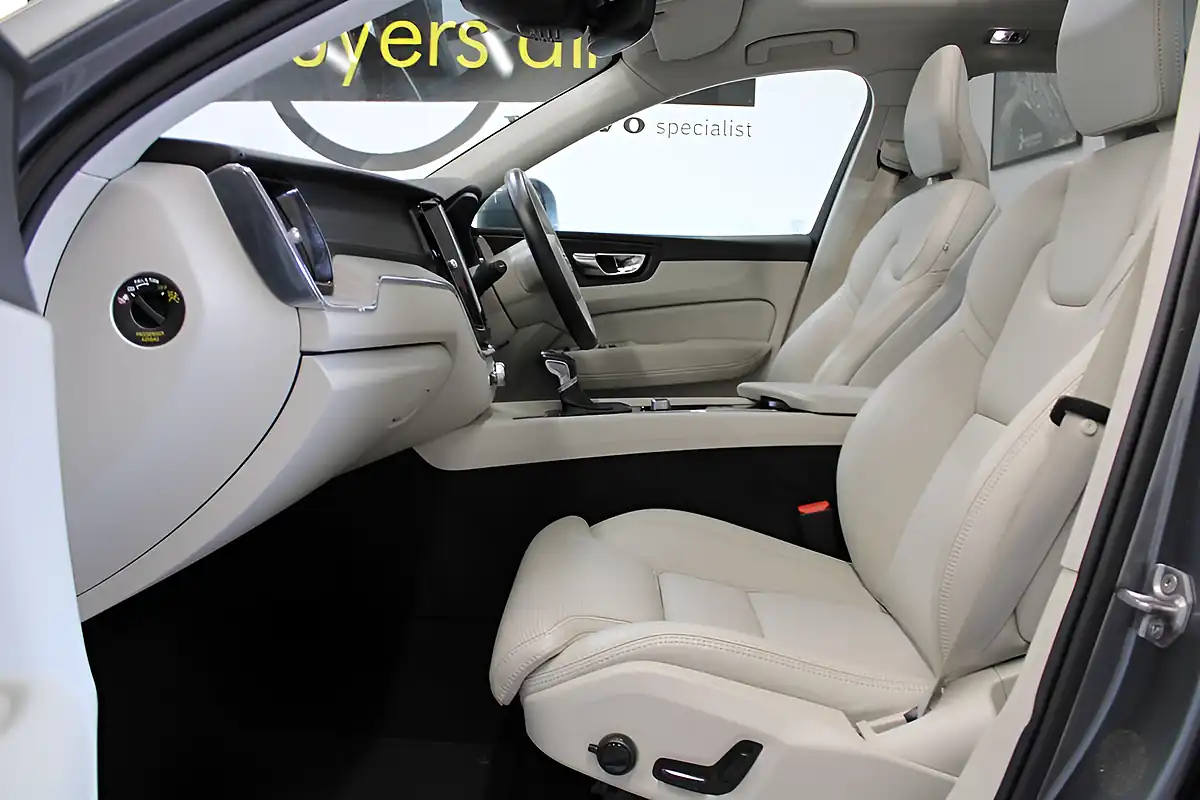 Used 2018 Volvo XC60 Inscription Grey - Interior and Exterior details 15